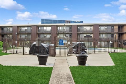 Tiny photo for 9620 W Higgins Road #2D, Rosemont, IL 60018 (MLS # 12622558)