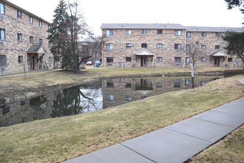 Tiny photo for 2243 W Nichols Road #31B, Arlington Heights, IL 60004 (MLS # 12582357)