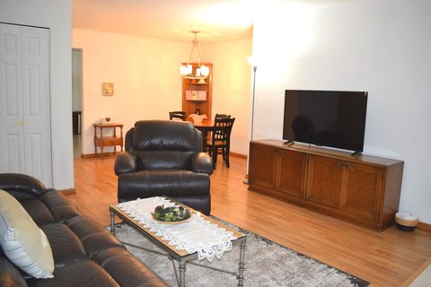 Tiny photo for 2243 W Nichols Road #31B, Arlington Heights, IL 60004 (MLS # 12582357)