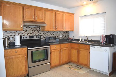 Tiny photo for 2243 W Nichols Road #31B, Arlington Heights, IL 60004 (MLS # 12582357)