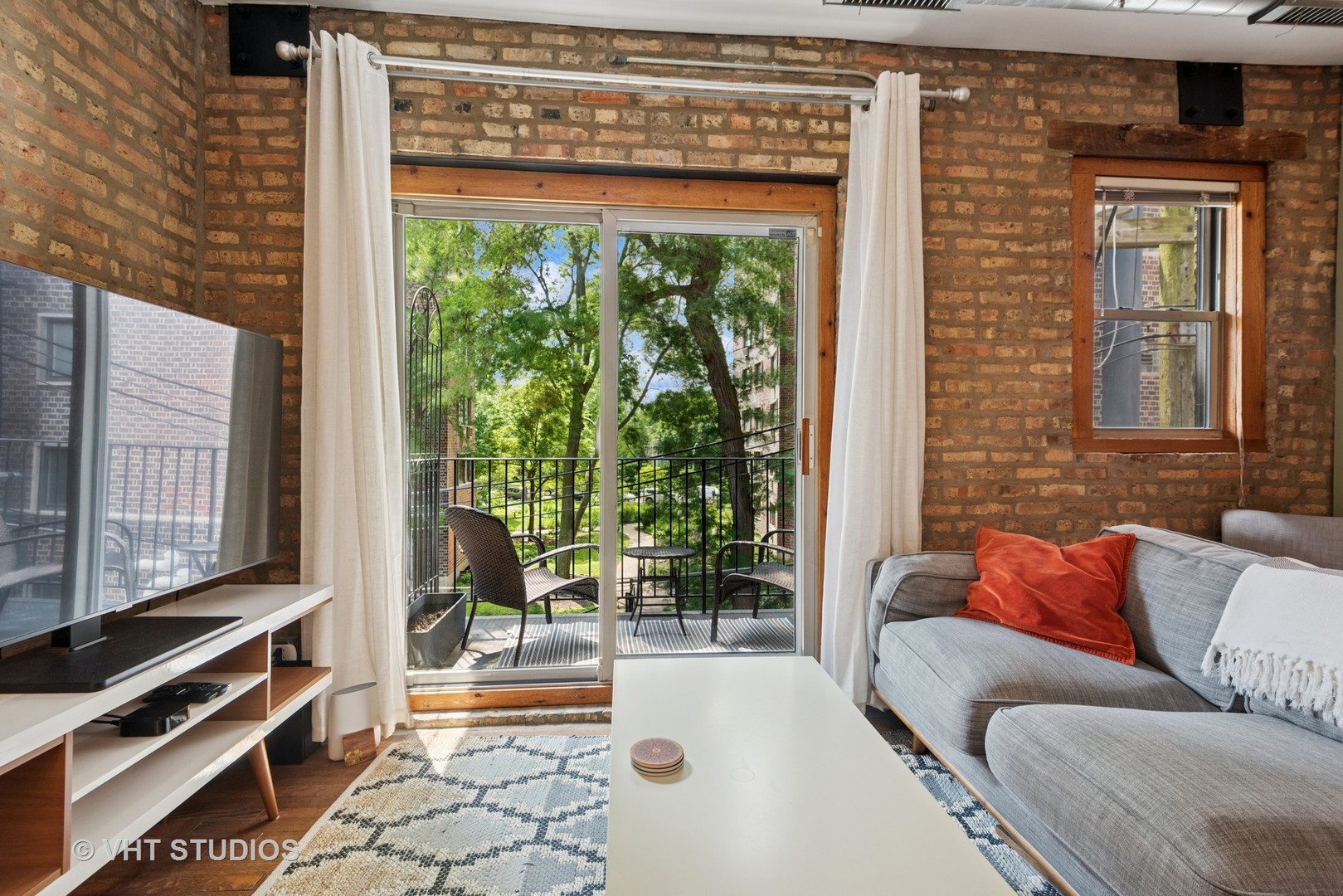 1225 W Greenleaf Avenue 2E
