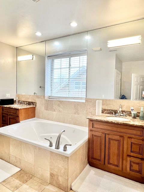 Tiny photo for 5321 N LINCOLN Avenue #2E, Chicago, IL 60625 (MLS # 12589162)