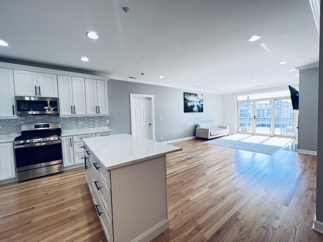 5321 N LINCOLN Avenue 2E