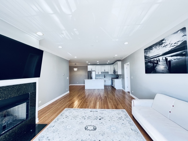 5321 N LINCOLN Avenue 2E