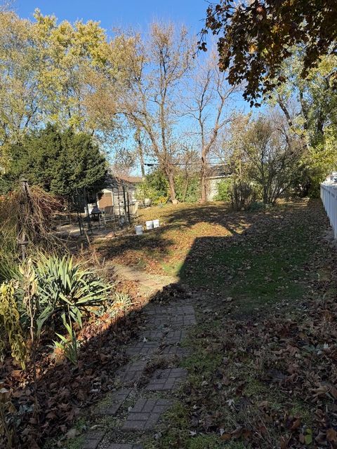 Tiny photo for 655 W Comstock Avenue, Elmhurst, IL 60126 (MLS # 12525908)