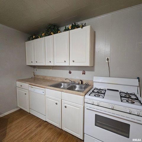 Tiny photo for 817 N 6TH Street, MtVernon, IL 62864 (MLS # EB460759)