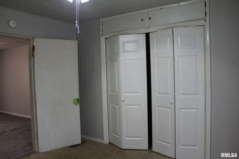 Tiny photo for 817 N 6TH Street, MtVernon, IL 62864 (MLS # EB460759)