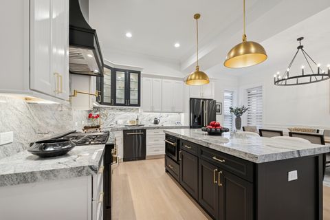 Tiny photo for 515 E Oakwood Boulevard, Chicago, IL 60653 (MLS # 12591936)