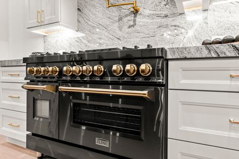 Tiny photo for 515 E Oakwood Boulevard, Chicago, IL 60653 (MLS # 12591936)