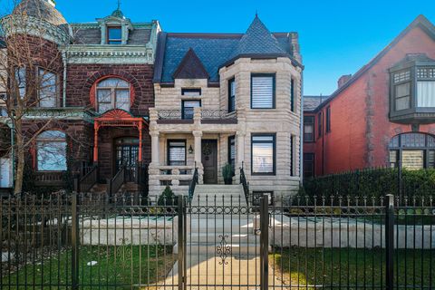 Photo of 515 E Oakwood Boulevard, Chicago, IL 60653 (MLS # 12591936)