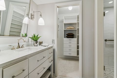 Tiny photo for 1 Harrogate on Oxford Road, Rolling Meadows, IL 60008 (MLS # 12539608)