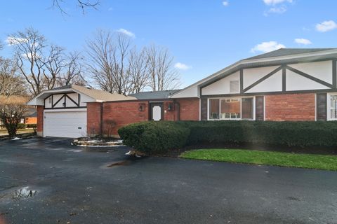 Photo of 1 Harrogate on Oxford Road, Rolling Meadows, IL 60008 (MLS # 12539608)