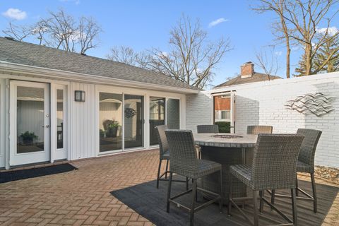 Tiny photo for 1 Harrogate on Oxford Road, Rolling Meadows, IL 60008 (MLS # 12539608)