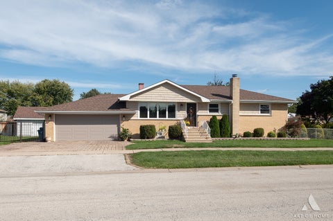 Photo of 5858 W 82ND Street, Burbank, IL 60459 (MLS # 12773944)