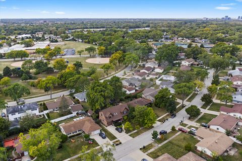 Tiny photo for 836 Bonita Avenue, Elk Grove Village, IL 60007 (MLS # 12490900)