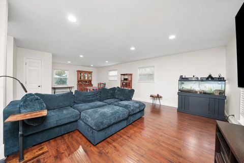 Tiny photo for 836 Bonita Avenue, Elk Grove Village, IL 60007 (MLS # 12490900)