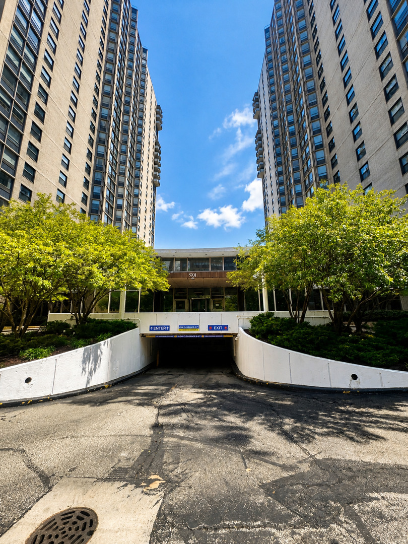 5701 N SHERIDAN Road 29T