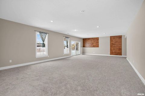 Tiny photo for 6 Blackstone Court, Le Claire, IA 52753 (MLS # QC4269560)