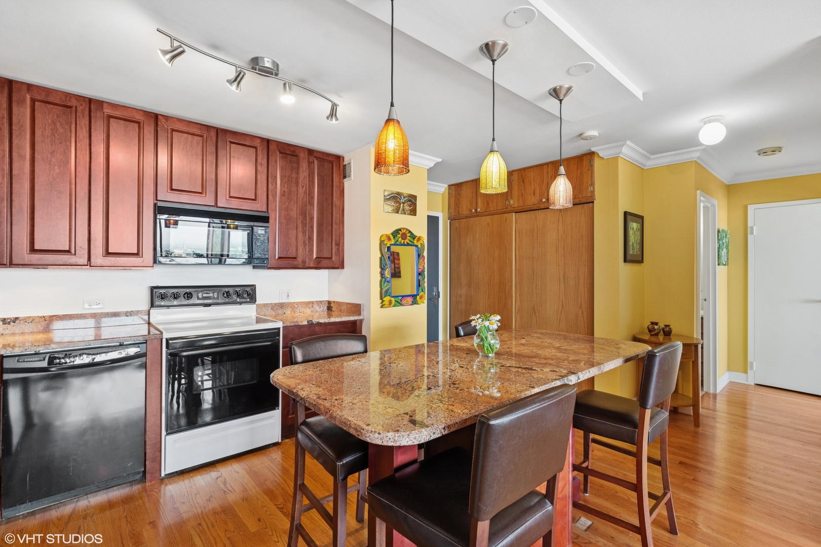 3930 N Pine Grove Avenue 2512