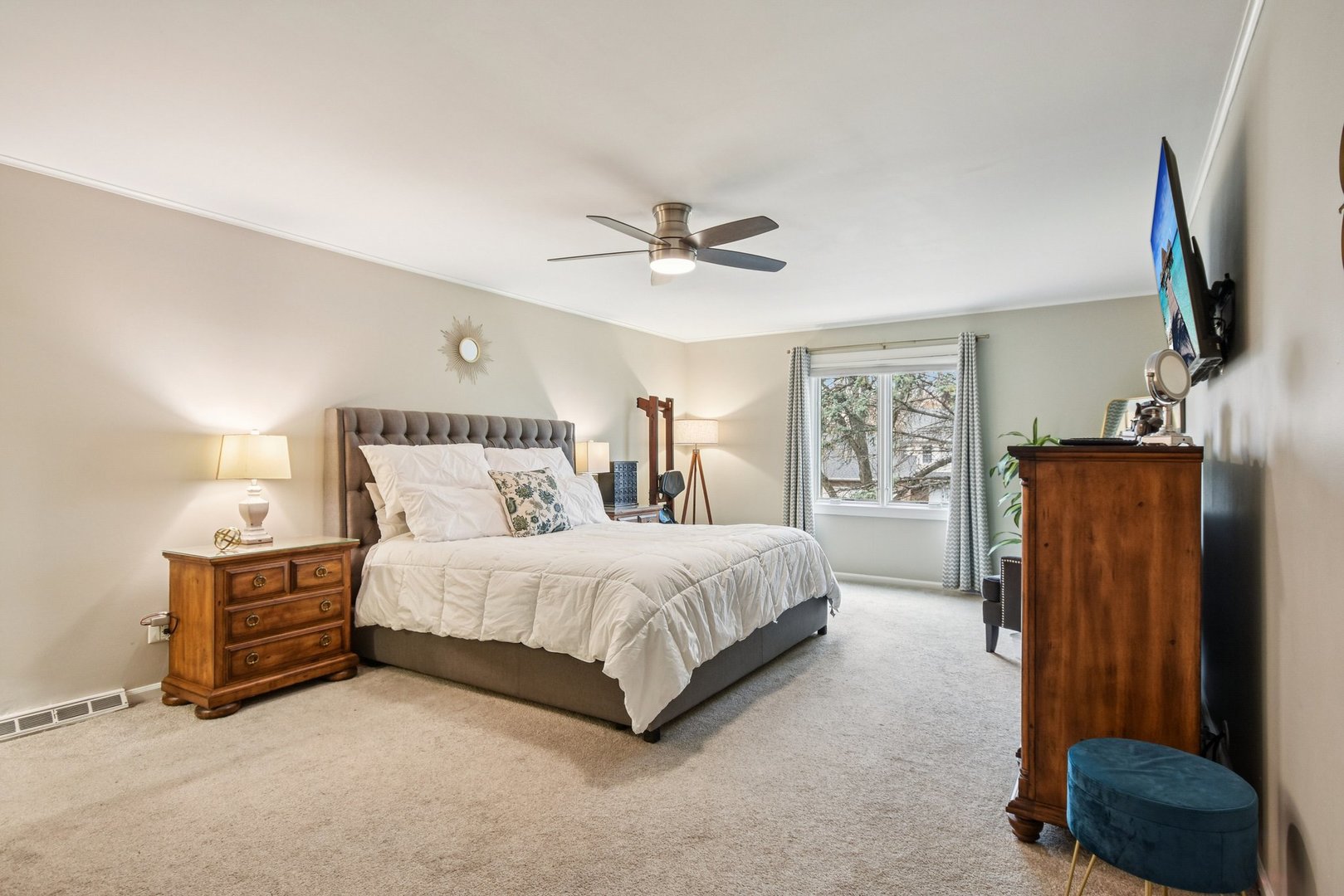 Naperville, Illinois 60540, United States, 4 Bedrooms Bedrooms, ,3 BathroomsBathrooms,Residential,Active,245766