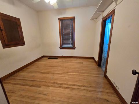 Tiny photo for 502 W CHESTNUT Street, Carbondale, IL 62901 (MLS # EB458956)