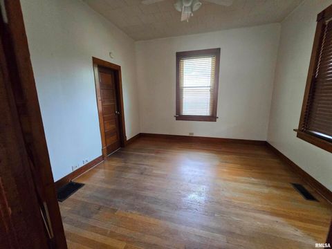 Tiny photo for 502 W CHESTNUT Street, Carbondale, IL 62901 (MLS # EB458956)