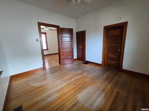 Tiny photo for 502 W CHESTNUT Street, Carbondale, IL 62901 (MLS # EB458956)