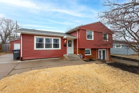 Photo of 1446 Lakewood Drive, Bettendorf, IA 52722 (MLS # 12587284)