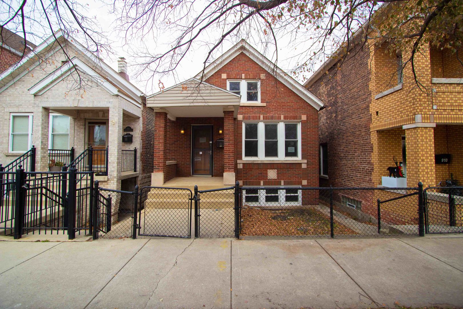 912 W 35th Place