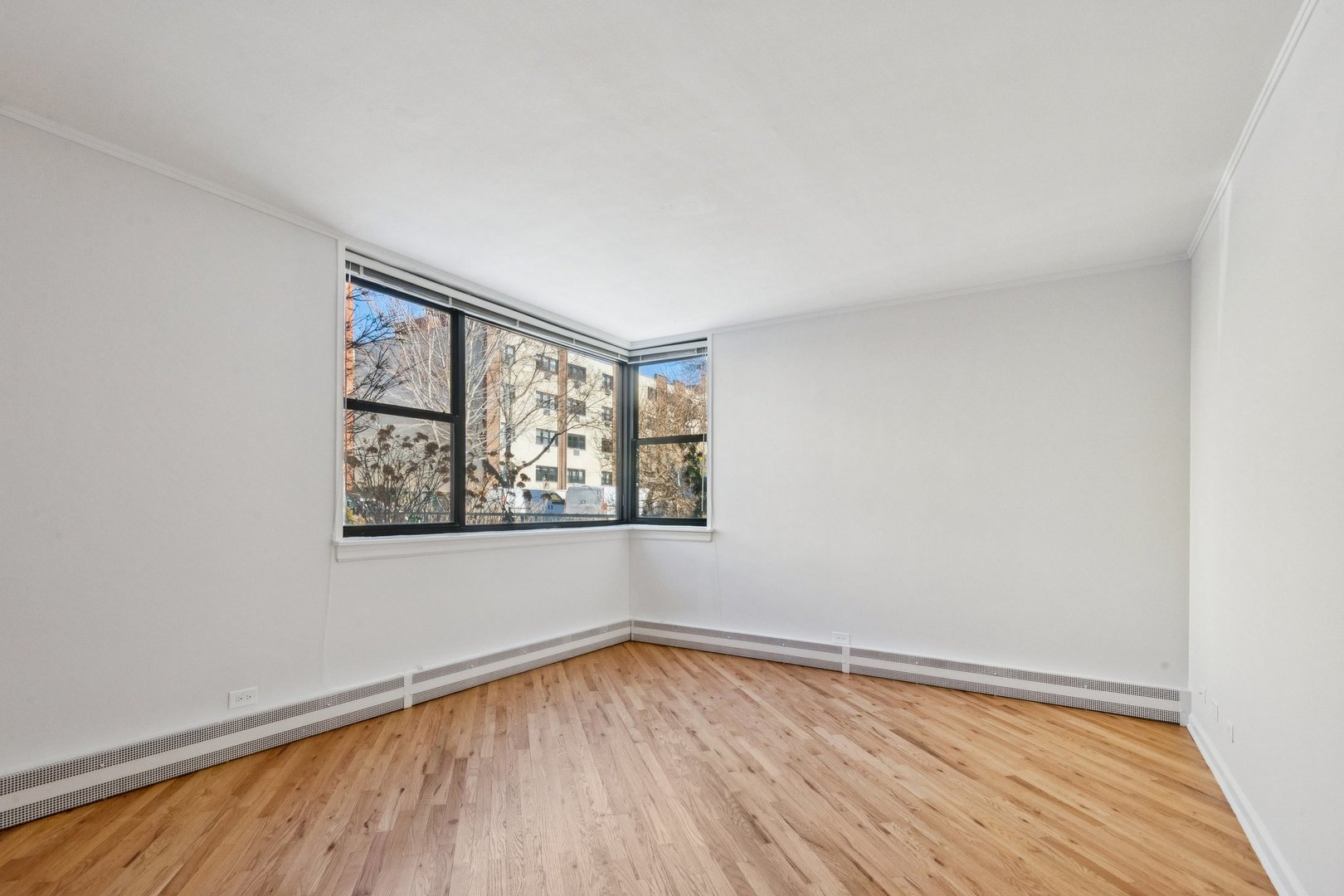 525 W ALDINE Avenue 1E