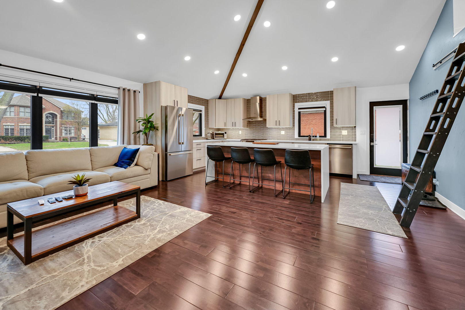 513 N BROADWAY Avenue