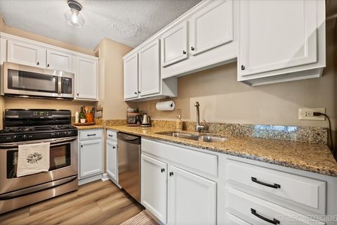 Tiny photo for 2222 S Stewart Avenue #1C, Lombard, IL 60148 (MLS # 12616247)