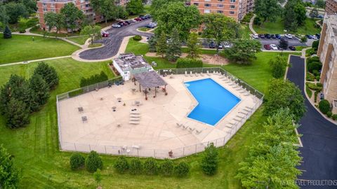 Tiny photo for 2222 S Stewart Avenue #1C, Lombard, IL 60148 (MLS # 12616247)