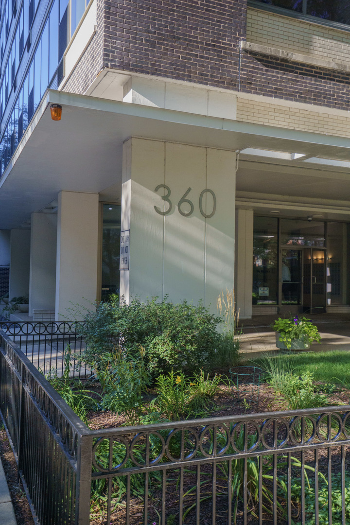 360 W Wellington Avenue 14D