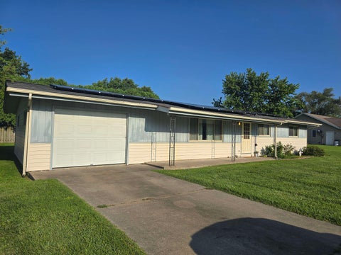 Tiny photo for 319 Rogers Road, Carthage, IL 62321 (MLS # 100539095)