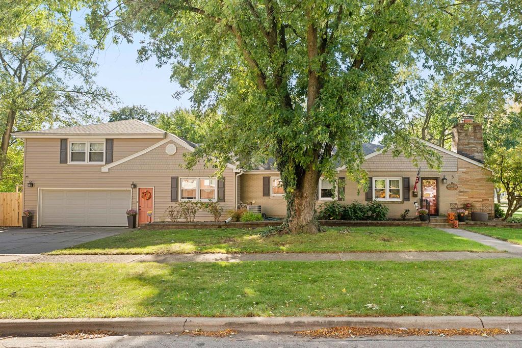 Photo for 5 E Washington Street, Villa Park, IL 60181 (MLS # 12501601)