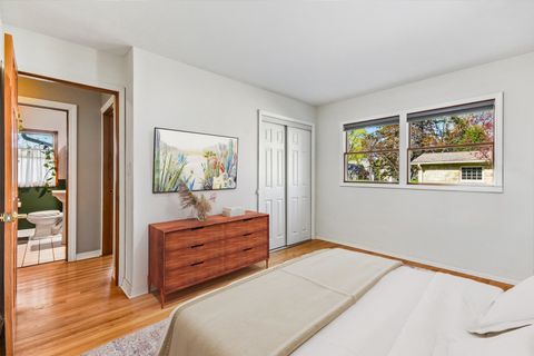 Tiny photo for 336 W Lincoln Avenue, Libertyville, IL 60048 (MLS # 12628934)