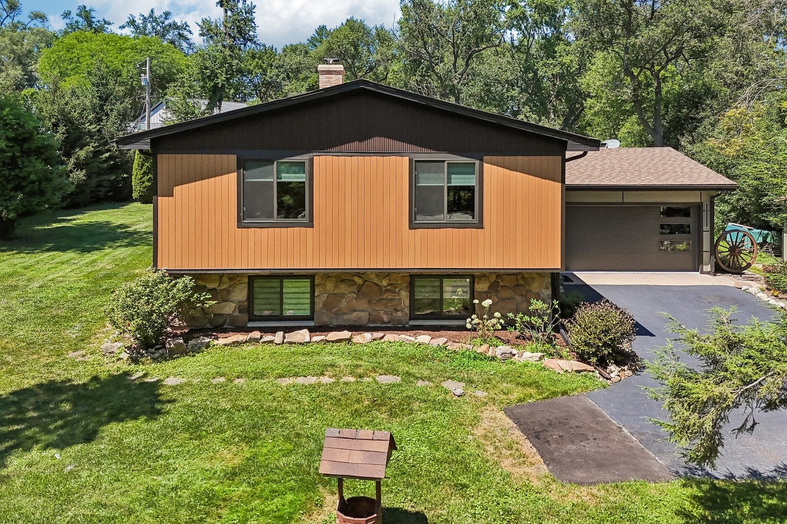 21W640 Maple Avenue - Photo 2