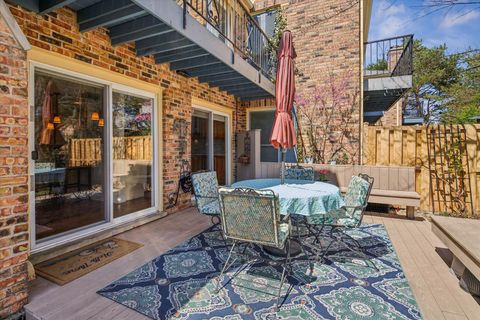 Tiny photo for 39 The Court of Cobblestone Court, Northbrook, IL 60062 (MLS # 12623518)