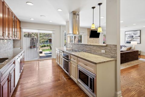 Tiny photo for 39 The Court of Cobblestone Court, Northbrook, IL 60062 (MLS # 12623518)