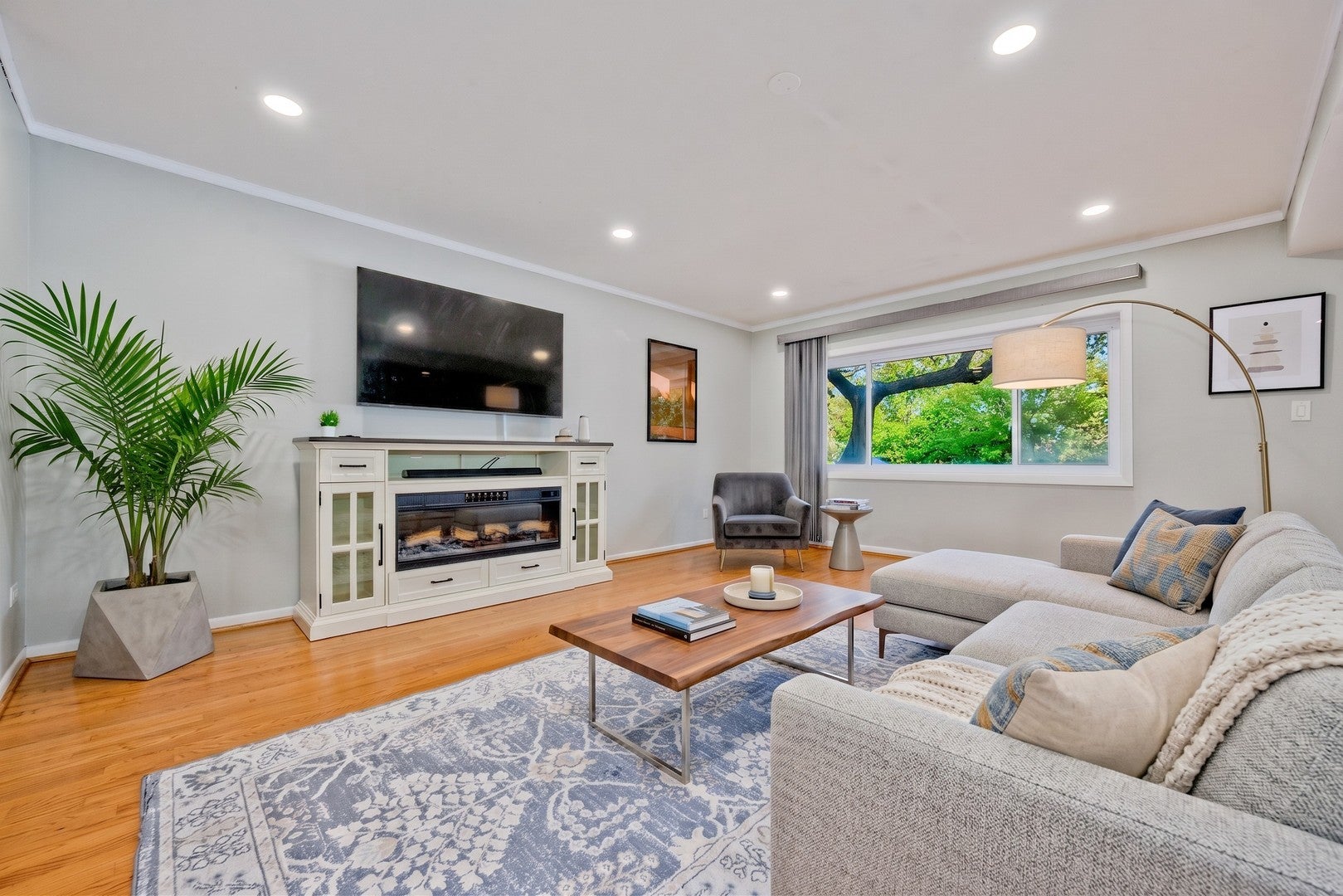 8230 ELMWOOD Avenue 102