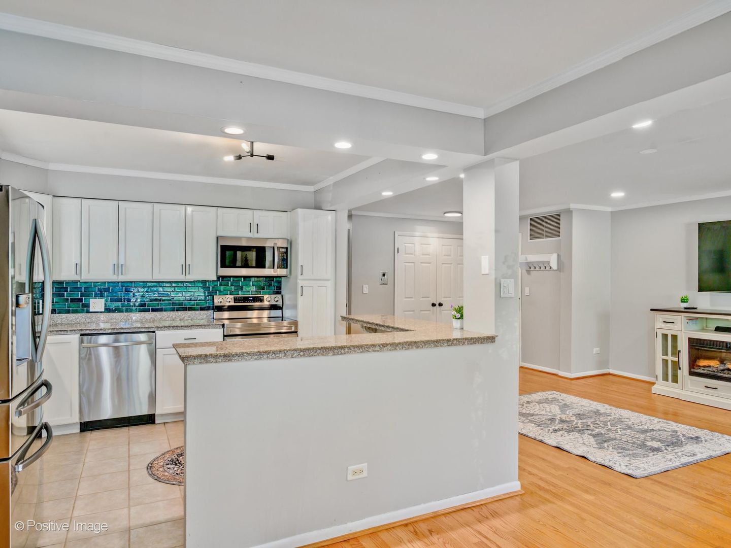 8230 ELMWOOD Avenue 102