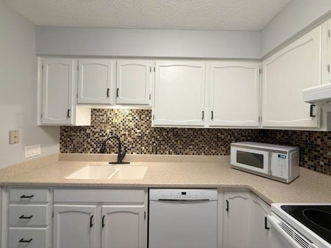 Tiny photo for 760 E Iowa St Street #2A, Eldridge, IA 52748 (MLS # 100000582)