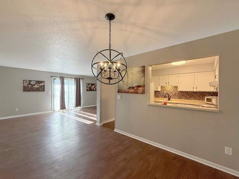 Tiny photo for 760 E Iowa St Street #2A, Eldridge, IA 52748 (MLS # 100000582)