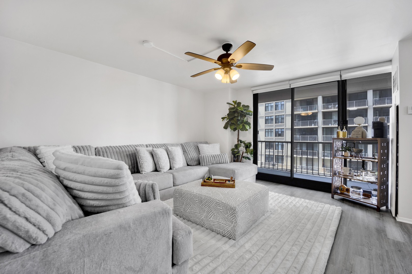 10 E ONTARIO Street 907