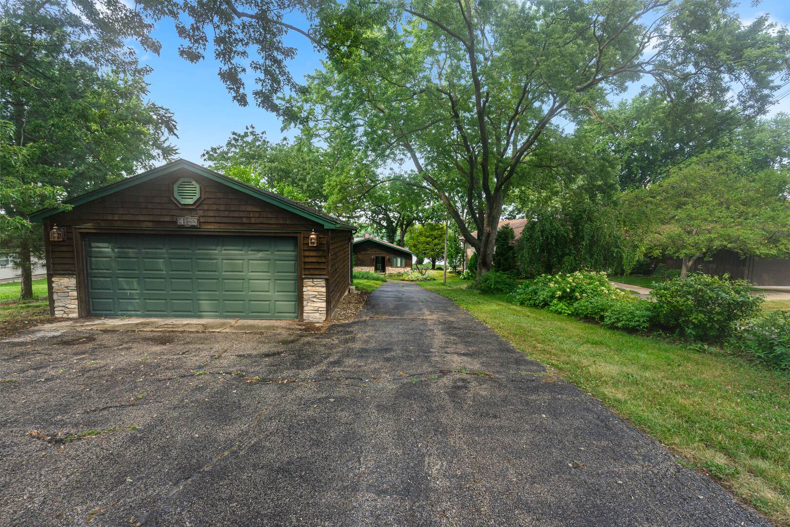 4122 W Lake Shore Drive