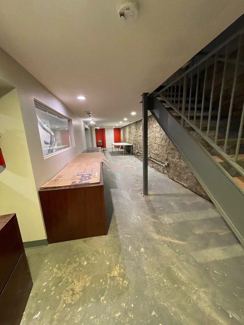 2816 N Lincoln Avenue Basement