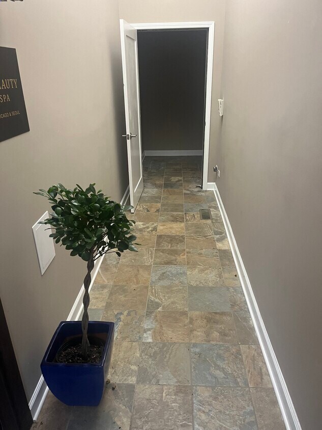 2816 N Lincoln Avenue Basement