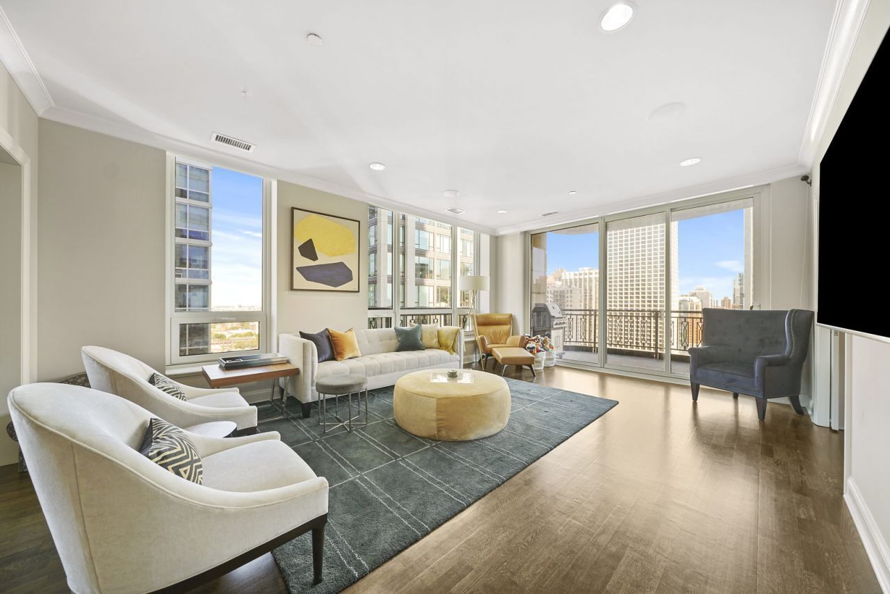 10 E Delaware Place 18E