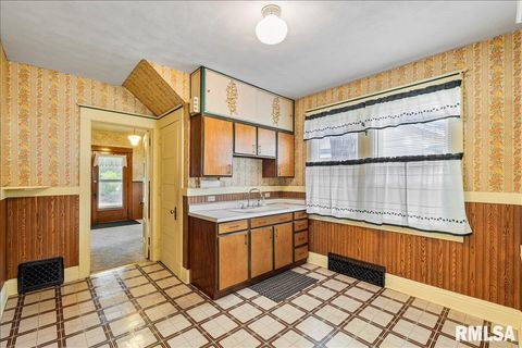 Tiny photo for 2211 WESTERN Avenue, Davenport, IA 52803 (MLS # QC4267449)